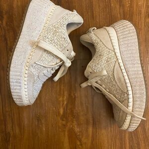 Universal Threads: Women's Cream Woven Sneakers